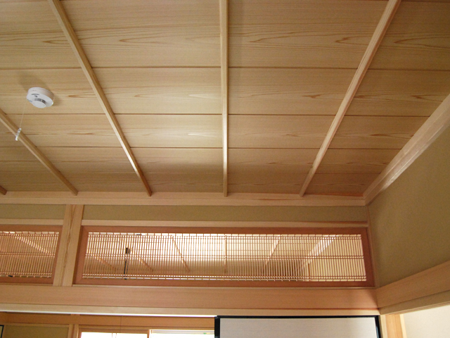 間仕切り欄間です。建具やさんに作ってもらいました。建具職人の腕が光ります。<br>天井は回り縁を二重に重ね中杢の天井板を貼りました。