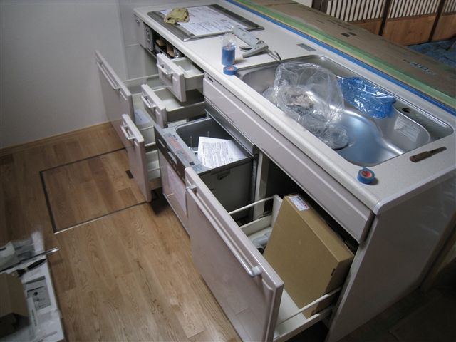 システムキッチンは全てスライド式の引き戸になっているので奥の物も簡単に取り出せます。