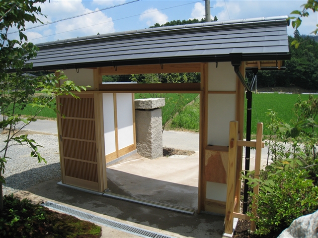 壁の後ろに戸が収まるように引き込み戸にしています。間口いっぱいの開口がとれます。ポストも木製で作りました。